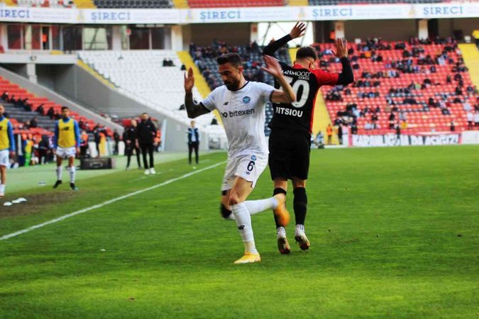 Foto Haber... Gaziantep FK 0-3 Adana Demirspor...Adana Demirspor 2. penaltısını kaçırdı...Adana Demirspor 3-0 Öne Geçti...Maç Sonucu: Gaziantep FK 0-3 Adana Demirspor